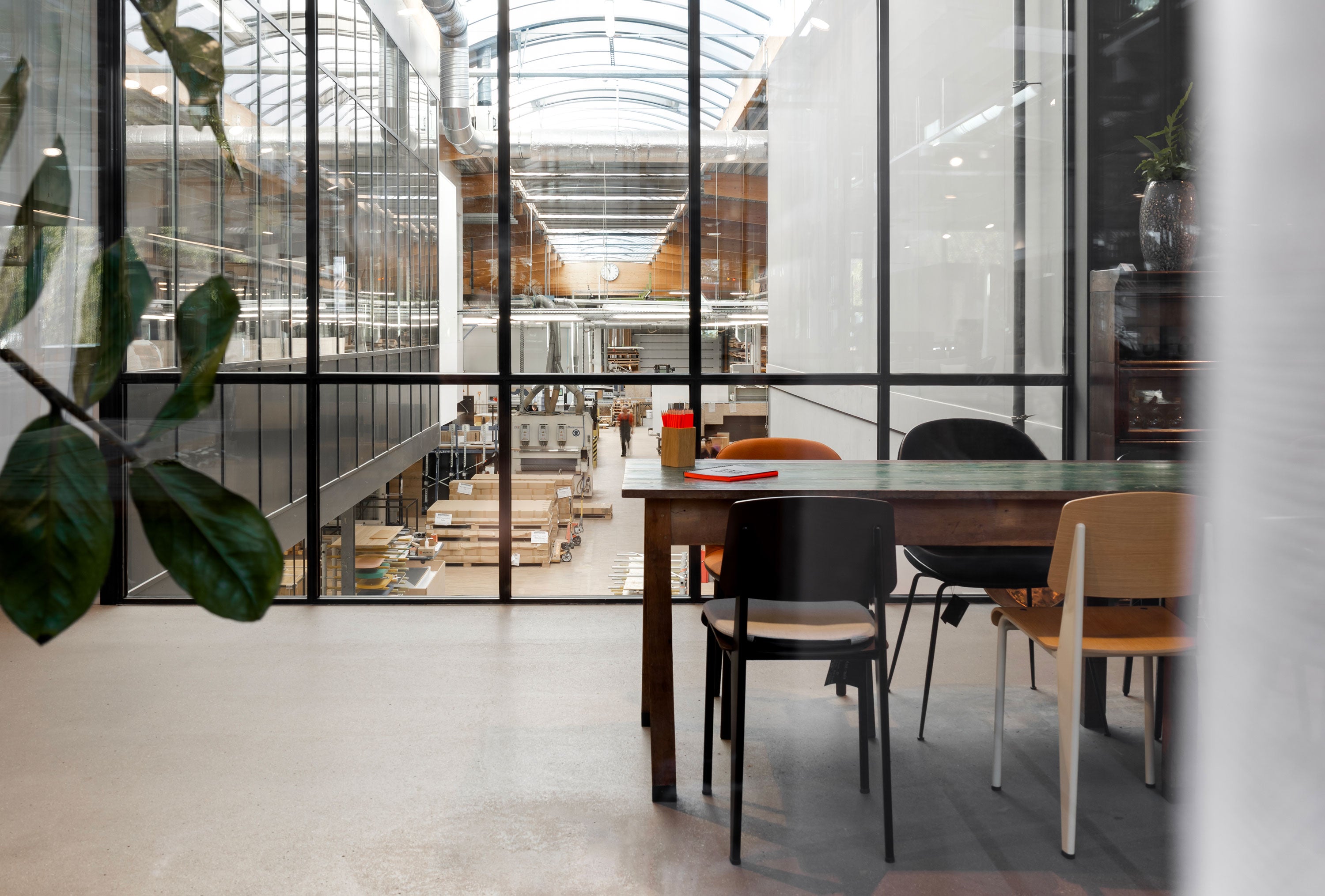 Blick in die tinyblue Produktionshalle in Markdorf am Bodensee