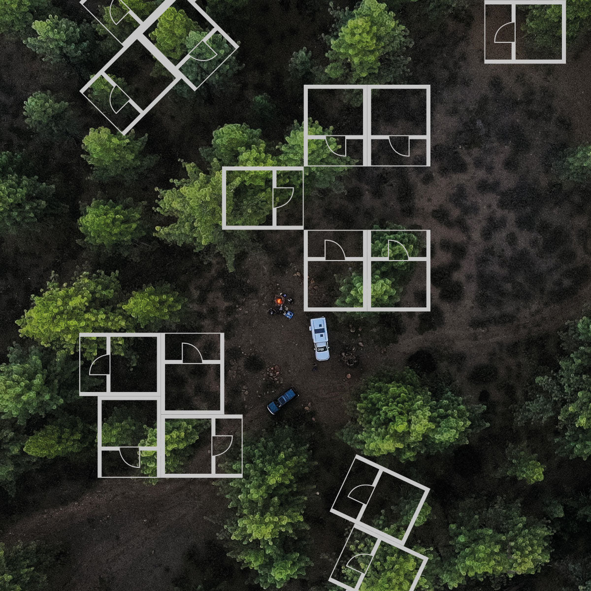 Drohnenaufnahme eines Waldes mit Campern zwischen den Bäumen